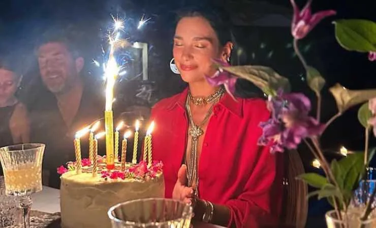 Dua Lipa feston ditëlindjen në Ibiza