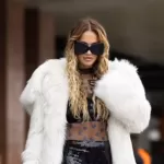 Rita Ora i lë pak vend imagjinatës/ Shfaqet me një kostum rrjetë të zezë në natën e hapjes së Festivalit Ndërkombëtar të Filmit në  Venecia 