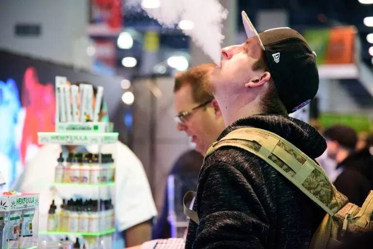 A janë cigaret elektronike më të shëndetshme se cigaret tradicionale?