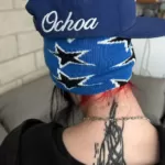 Billie Eilish tërheq vëmendjen me tatuazhin masiv abstrakt