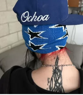 Billie Eilish tërheq vëmendjen me tatuazhin masiv abstrakt