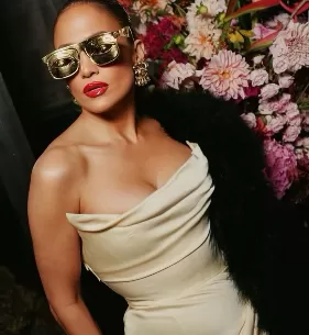 Jennifer Lopez zemërohet me paparacët/Ja çfarë gjesti bën ajo