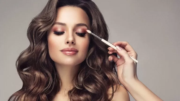 Shkëlqeni me stil/ Trendet e makeup për dimër 2023
