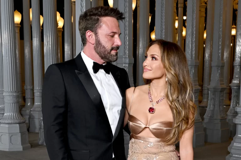 Dekor argjendi dhe ari/ Shifra marramendëse e rezidencës së Jennifer Lopez