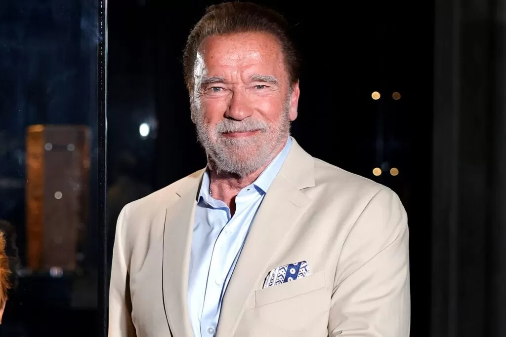 U kap mat/ Arnold Schwarzenegger shfaqet në momente intime me femrën misterioze