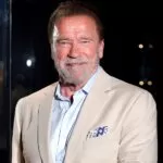 U kap mat/ Arnold Schwarzenegger shfaqet në momente intime me femrën misterioze