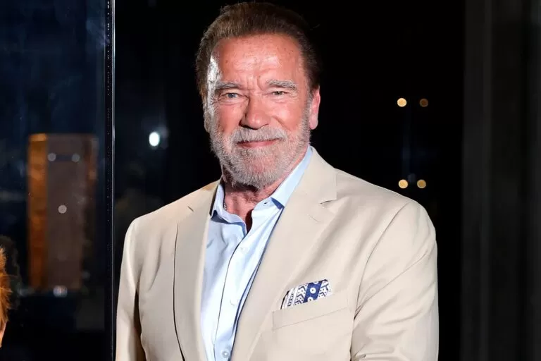 U kap mat/ Arnold Schwarzenegger shfaqet në momente intime me femrën misterioze