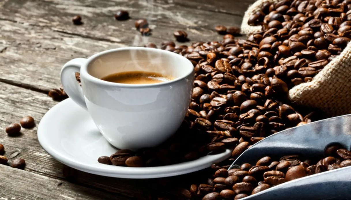 Zbuloni çfarë ndodh me shëndetin nëse konsumoni shumë kafe në ditë
