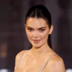 Kendall Jenner habit me veshjen në  takim me një grup gjimnazistësh