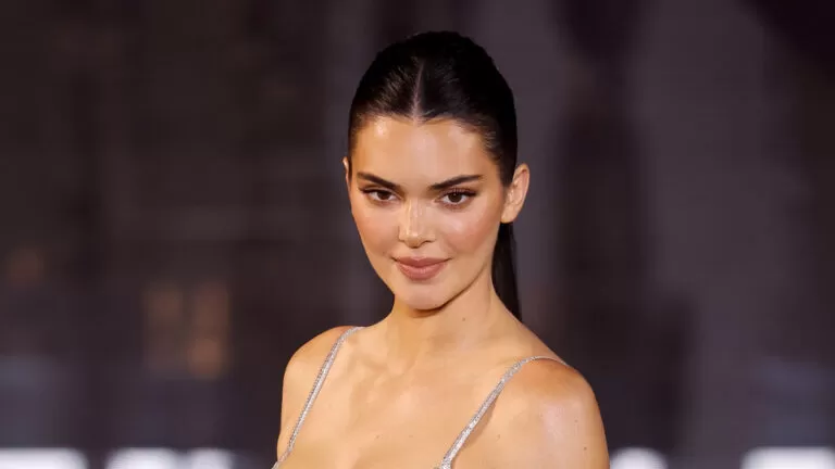 Kendall Jenner habit me veshjen në takim me një grup gjimnazistësh