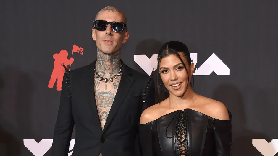 Vajzë apo djalë? Kourtney Kardashian dhe Travis Barker mirëpresin fëmijën e parë së bashku