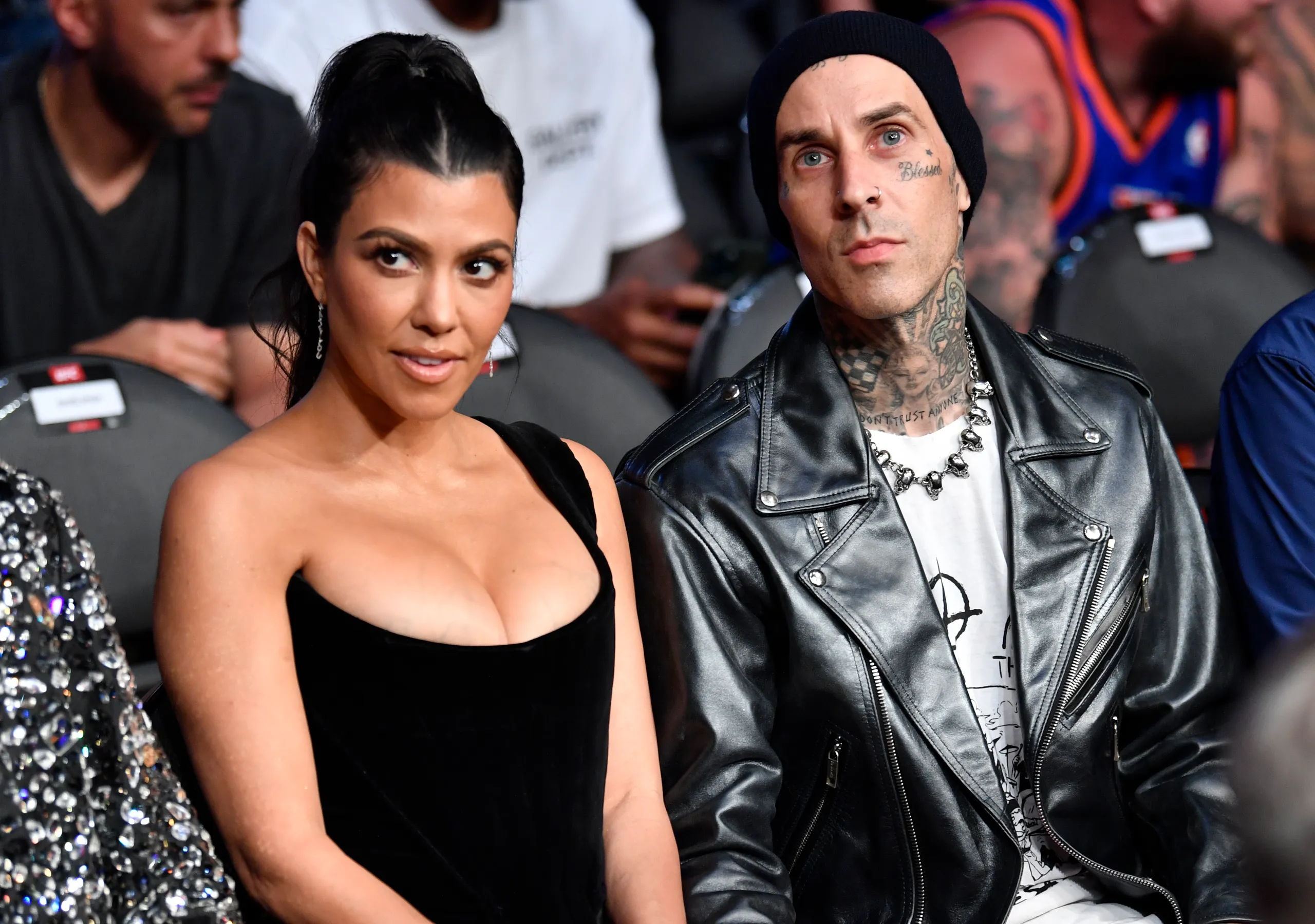 Ditëlindja e bashkëshortit : Kourtney Kardashian guxon me foto topless