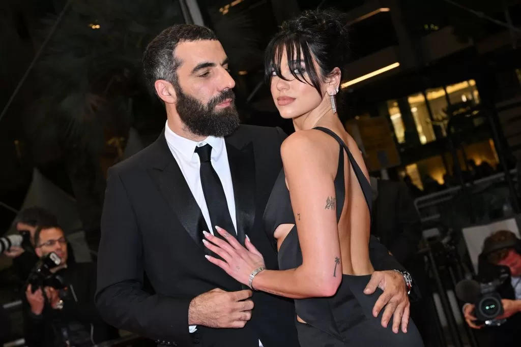 Nuk priti të kalojë koha: Pas ndarjes, Dua Lipa kapet ‘mat’ me këngëtarin