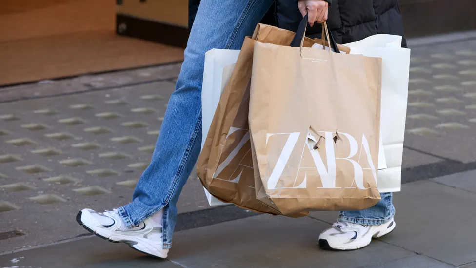 Pamje tallëse me vdekjet në Gaza: Zara ‘sulmohet’ nga klientët, çfarë ndodhi me kompaninë e veshjeve
